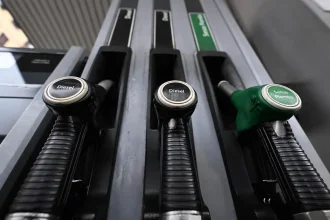 Distributore di benzina e diesel con prezzi carburanti esposti al pubblico