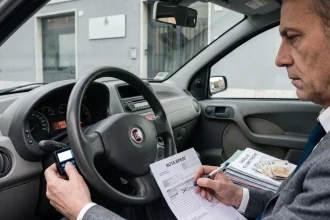 Auto su strada usata per trasferte di lavoro e richieste di rimborso chilometrico