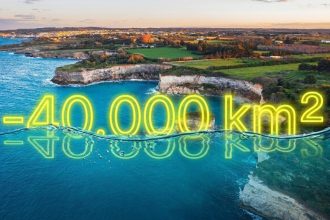 Spiaggia mediterranea soggetta a erosione costiera e innalzamento del livello del mare