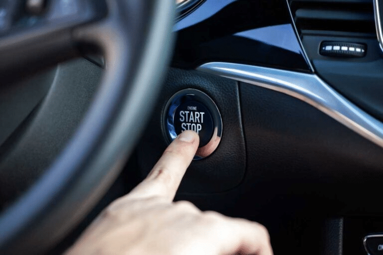 Stop lampeggianti obbligatori: cosa cambia per le auto