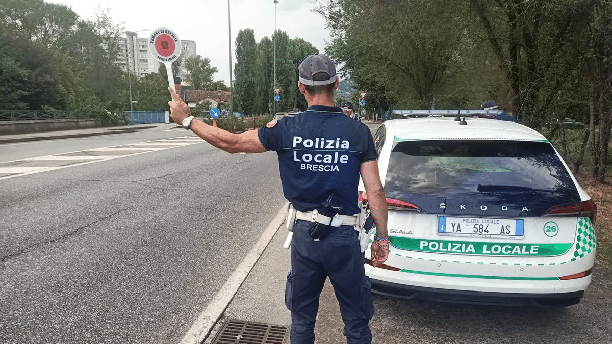 Stop lampeggianti obbligatori: cosa cambia per le auto