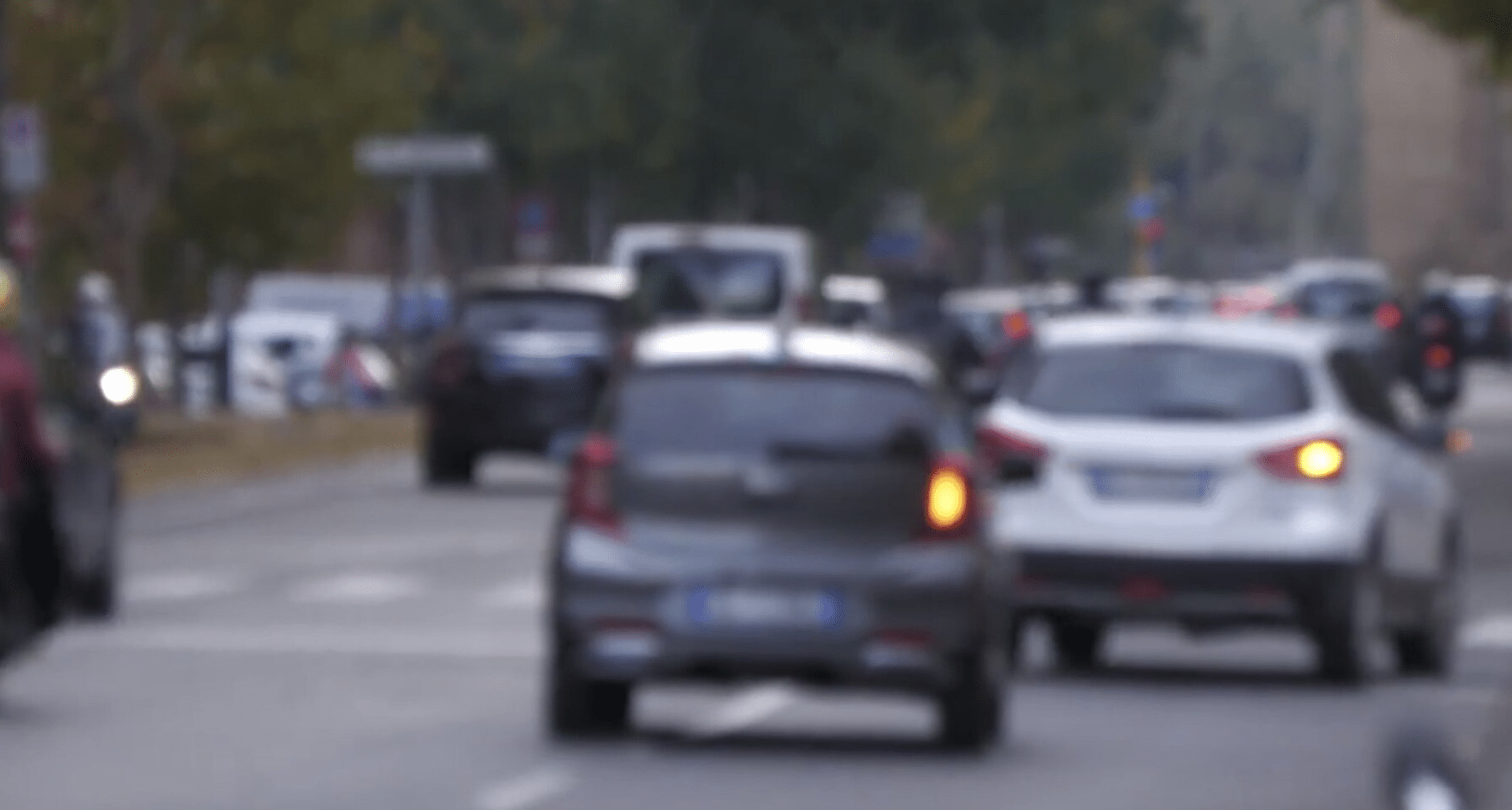 Stop lampeggianti obbligatori: cosa cambia per le auto