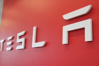 Tesla model s con sistema autopilot al centro di un ricorso federale negli stati uniti