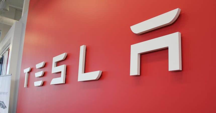 Tesla model s con sistema autopilot al centro di un ricorso federale negli stati uniti