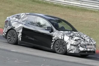 Tesla model y l a sei posti, suv elettrico a passo lungo pensato per famiglie