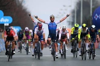 Sprinter del tour de france in volata protetti dai compagni di squadra