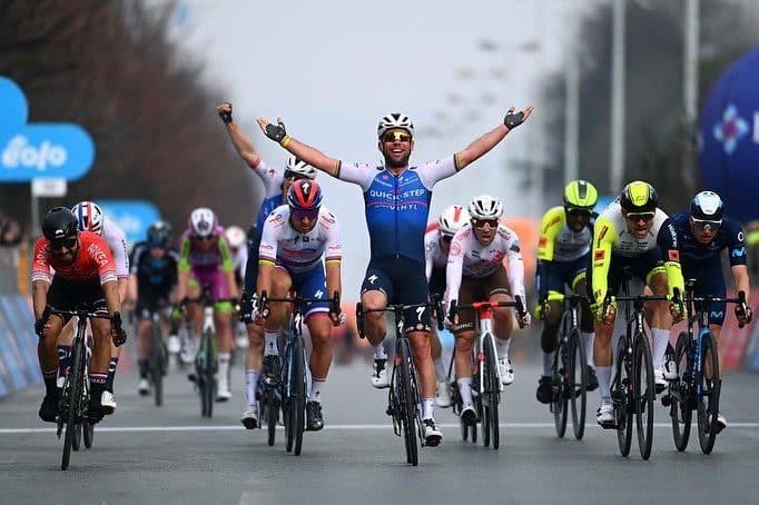 Sprinter del tour de france in volata protetti dai compagni di squadra