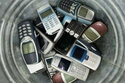 Vecchi cellulari da collezione conservati con scatola e accessori originali