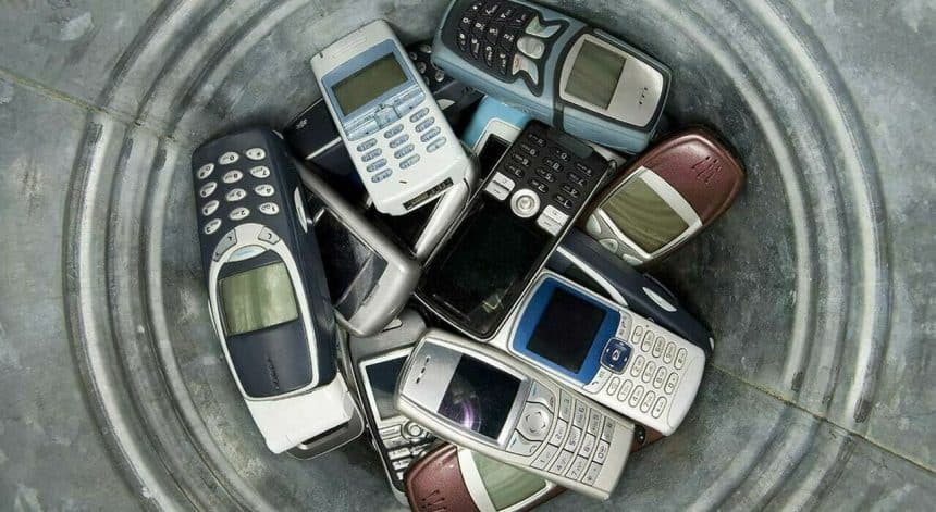 Vecchi cellulari da collezione conservati con scatola e accessori originali