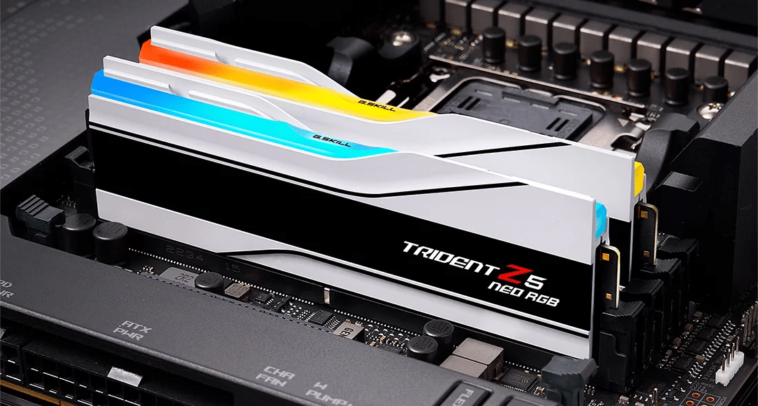 Moduli ram ddr5 installati in un pc con profili xmp ed expo
