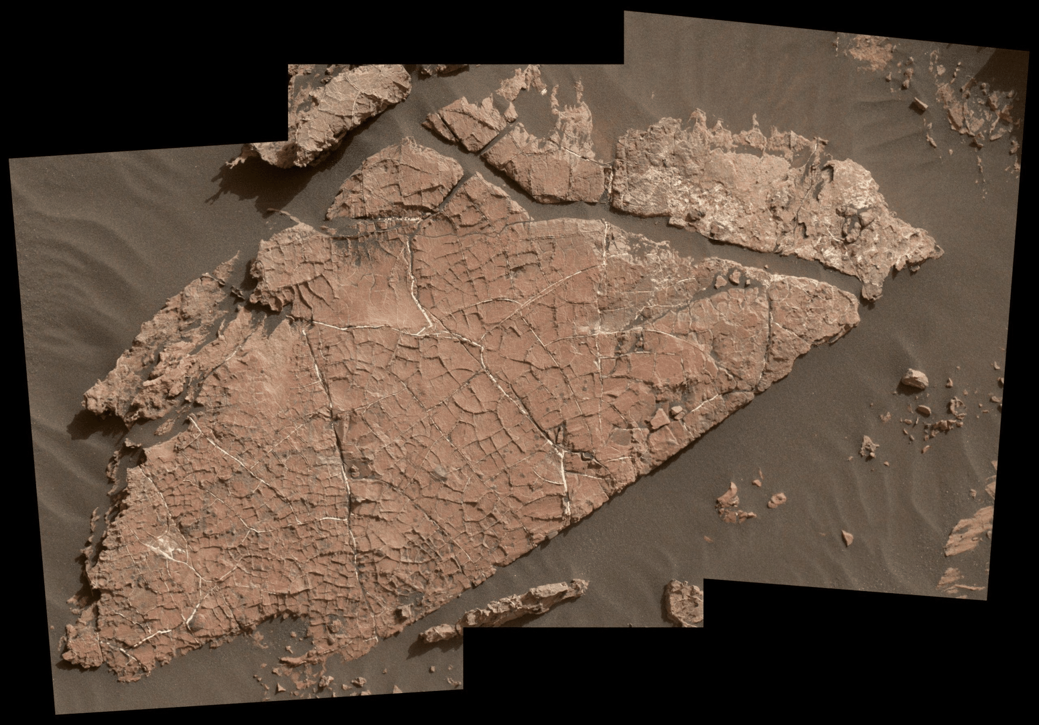 Curiosity trova un enorme “nido d’ape” su marte: cosa sono i misteriosi poligoni