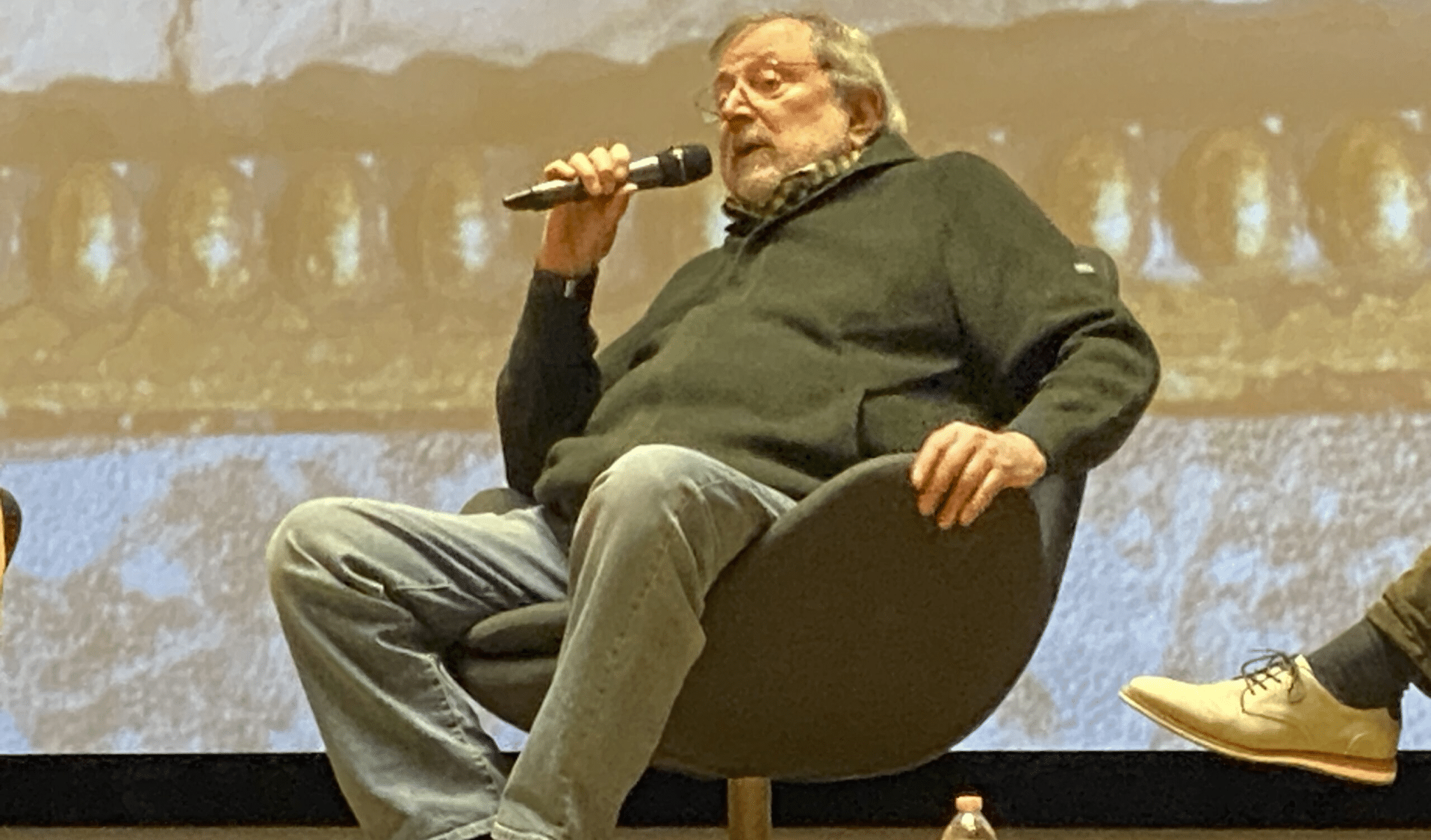 Francesco guccini non aveva il cellulare: il suo strano rapporto con la tecnologia