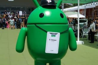 Smartphone android con schermata di installazione di un'app tramite file apk esterno