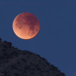 Luna di sangue del 28 agosto: non aspettare le 6:12, ecco quando guardare