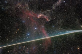 Scia luminosa di una meteora davanti alla nebulosa lacerta nella fotografia astronomica scelta dalla nasa