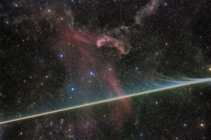 Scia luminosa di una meteora davanti alla nebulosa lacerta nella fotografia astronomica scelta dalla nasa