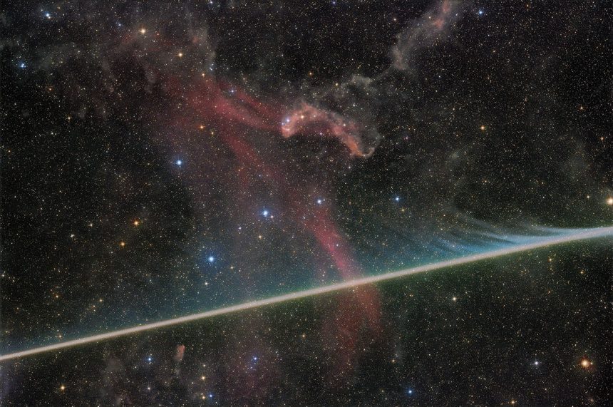 Scia luminosa di una meteora davanti alla nebulosa lacerta nella fotografia astronomica scelta dalla nasa