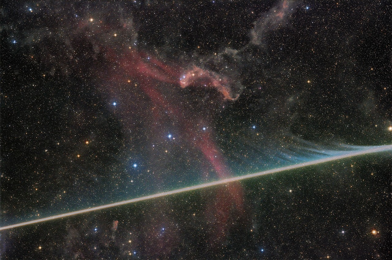 Scia luminosa di una meteora davanti alla nebulosa lacerta nella fotografia astronomica scelta dalla nasa