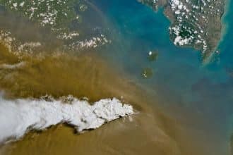 Anak krakatau in eruzione il 5 settembre 2026 visto da landsat 8