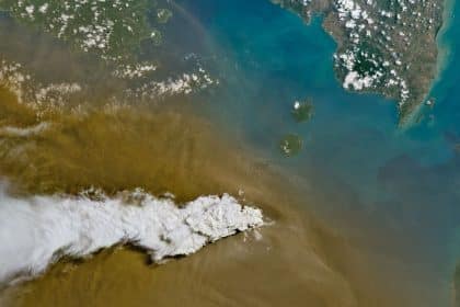 Anak krakatau in eruzione il 5 settembre 2026 visto da landsat 8