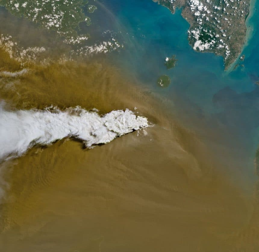 Anak krakatau in eruzione il 5 settembre 2026 visto da landsat 8