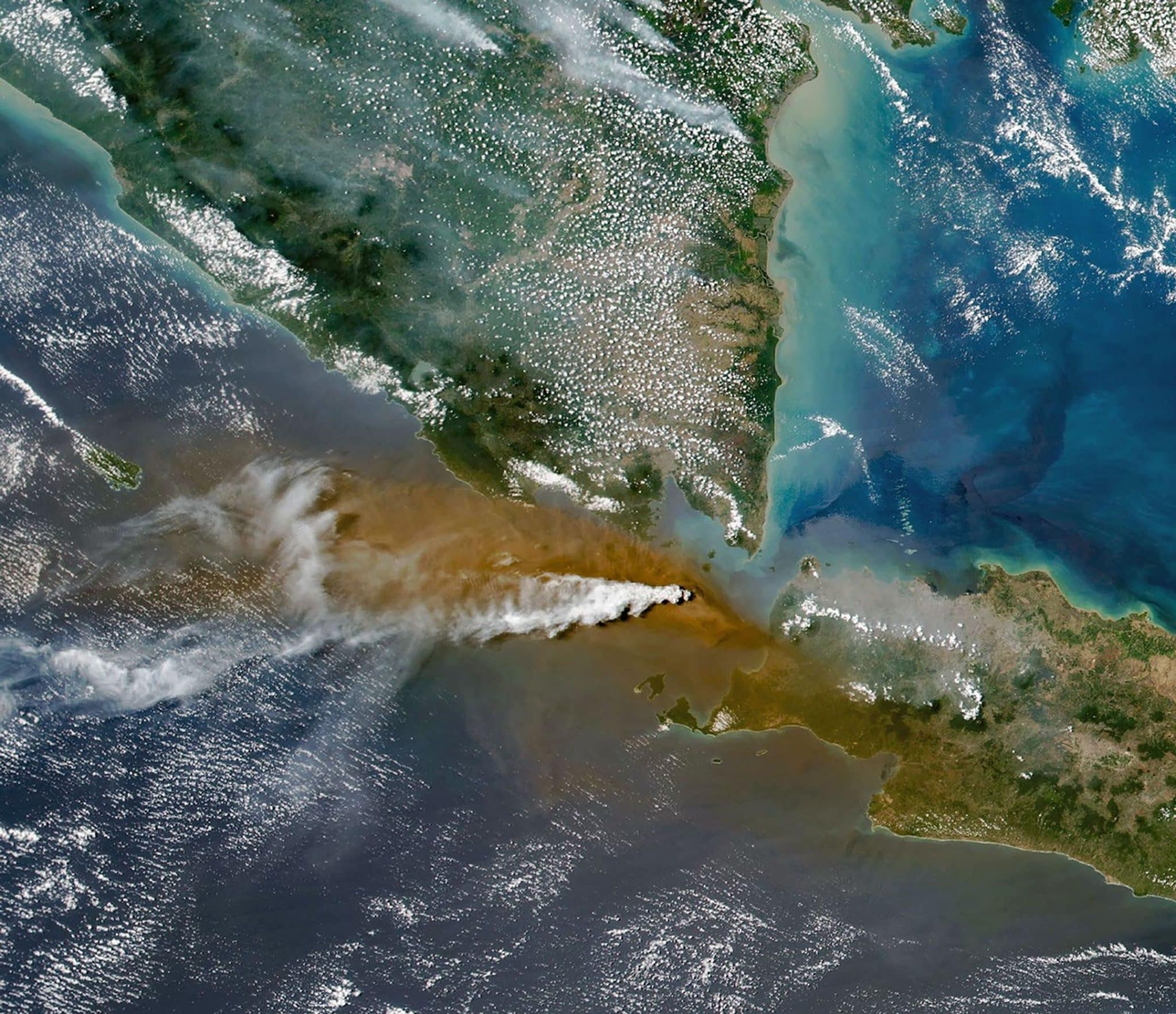 Nube di cenere dell'anak krakatau vista dal satellite suomi npp il 5 settembre 2026