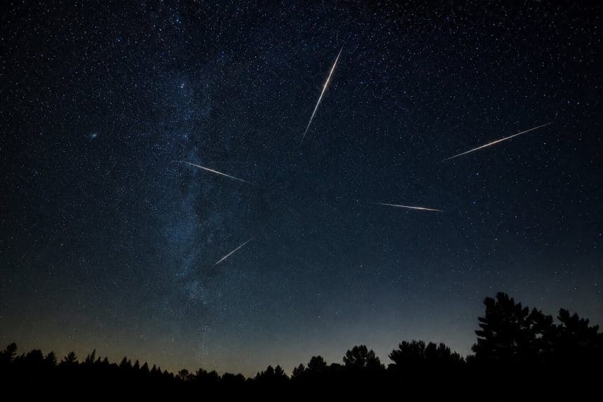 Tracce delle epsilon-perseidi che convergono verso il radiante in perseo