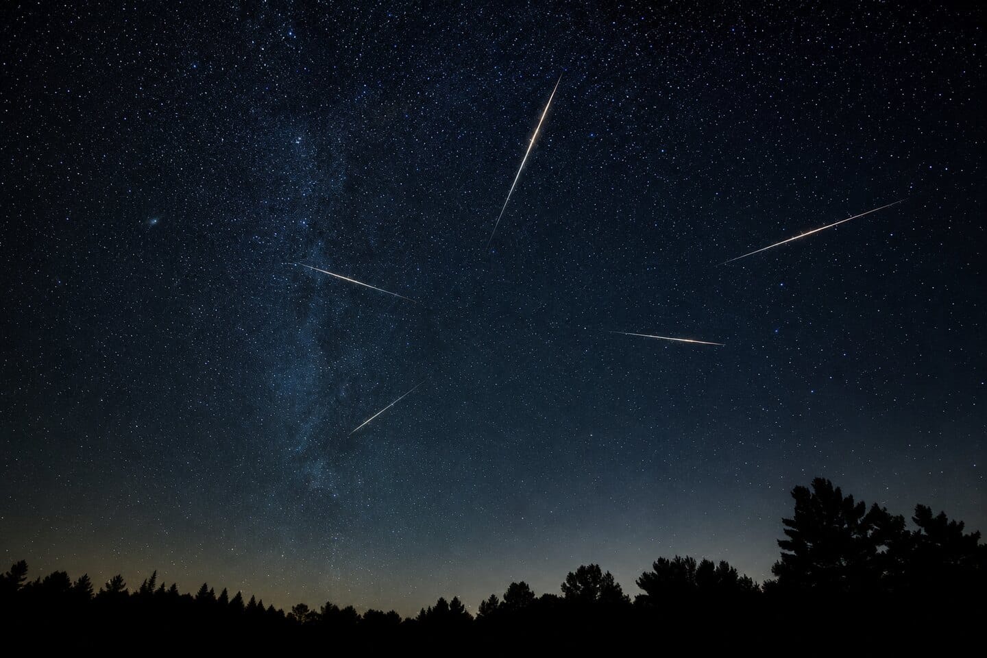 Tracce delle epsilon-perseidi che convergono verso il radiante in perseo