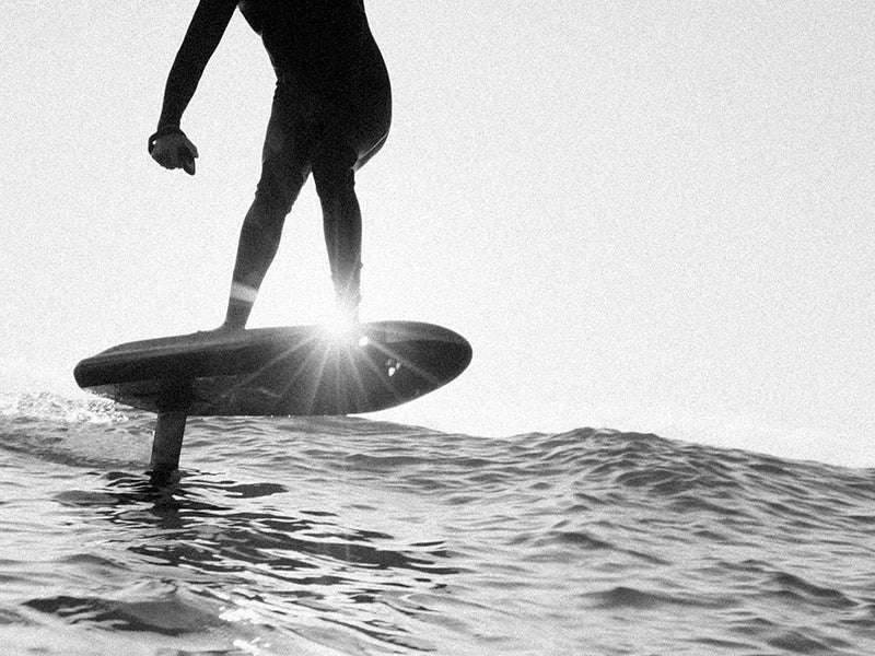 Fliteboard 2026: prezzo, series 6, modelli e quale efoil scegliere %fliteboard 2026: prezzo, series 6, modelli e quale efoil sceglierecount(title)% Rider su fliteboard series 6 efoil sopra il mare