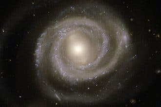 Due galassie interagenti osservate dal telescopio hubble