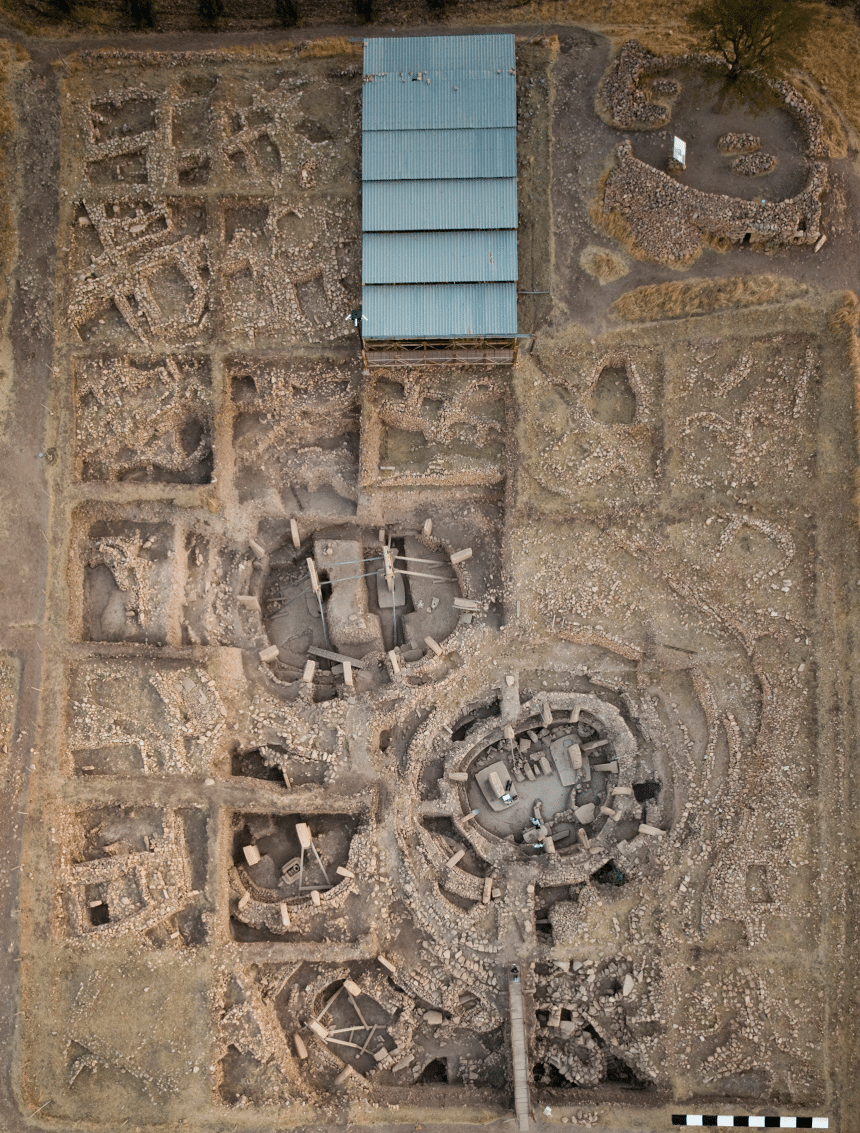 Area di scavo di göbekli tepe con edifici monumentali e strutture rettangolari