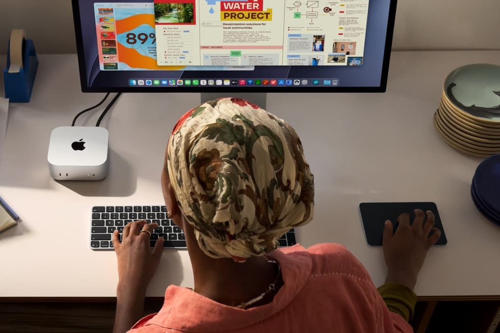 Mac mini m6 su una scrivania collegato a monitor, tastiera e mouse