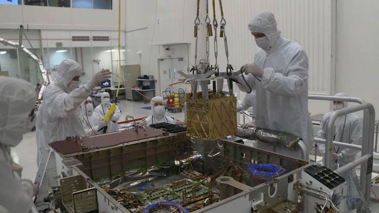 Tornare da marte è molto più difficile che arrivarci: ecco perché %tornare da marte è molto più difficile che arrivarci: ecco perchécount(title)% Tecnici nasa installano moxie nel rover perseverance