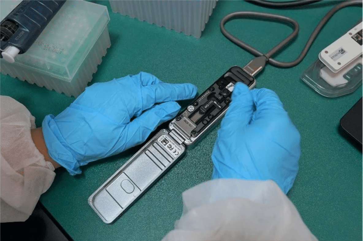 Sequenziatore portatile minion utilizzato per il sequenziamento nanopore long-read