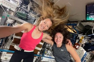 Sophie adenot e jessica meir a bordo della stazione spaziale internazionale