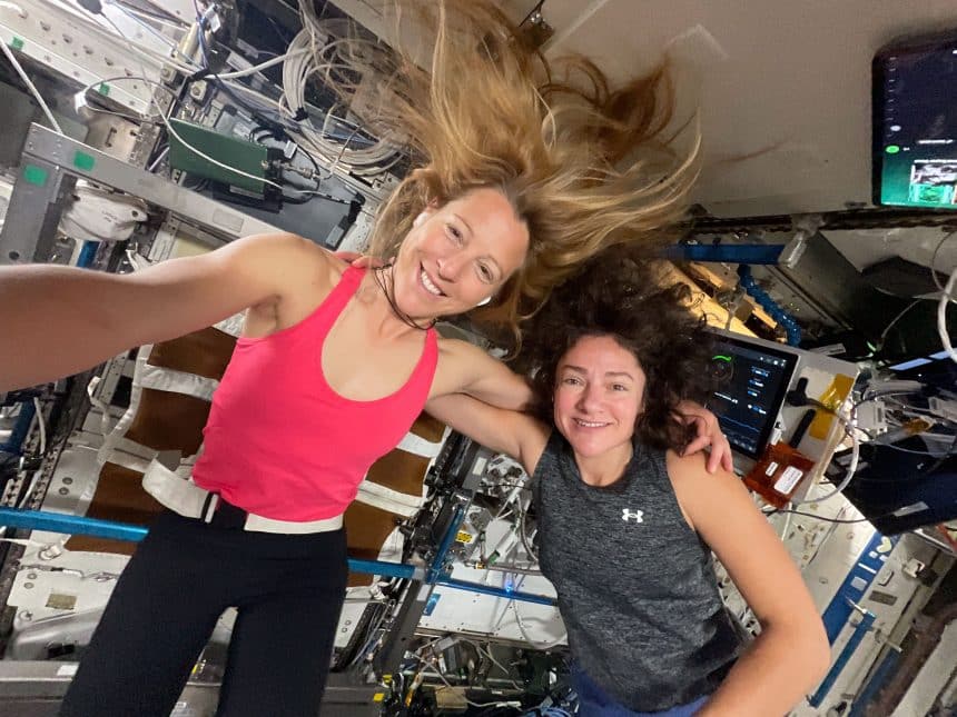Sophie adenot e jessica meir a bordo della stazione spaziale internazionale