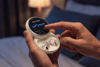 Soundcore sleep earbuds 4 pro nella custodia sleephub con display amoled