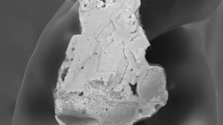Particella di combustibile di chernobyl parzialmente fusa con ossido di zirconio