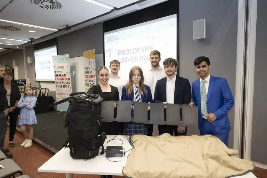 Rebecca young con gli ingegneri thales alla presentazione del prototipo della coperta solare
