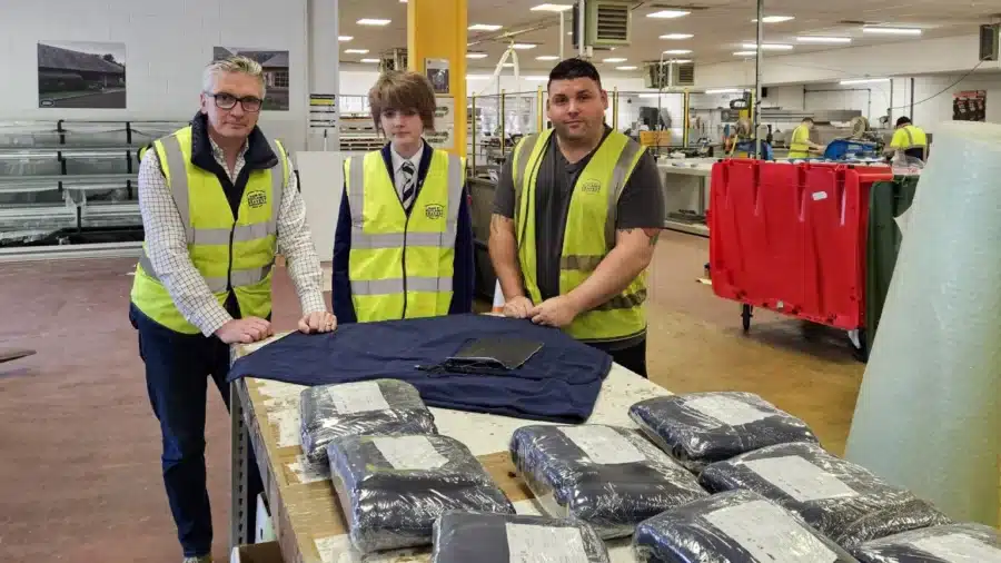 La coperta solare di rebecca young: dall’idea alla produzione %la coperta solare di rebecca young: dall’idea alla produzionecount(title)% Rebecca young durante la visita a royal british veterans enterprise nel 2026