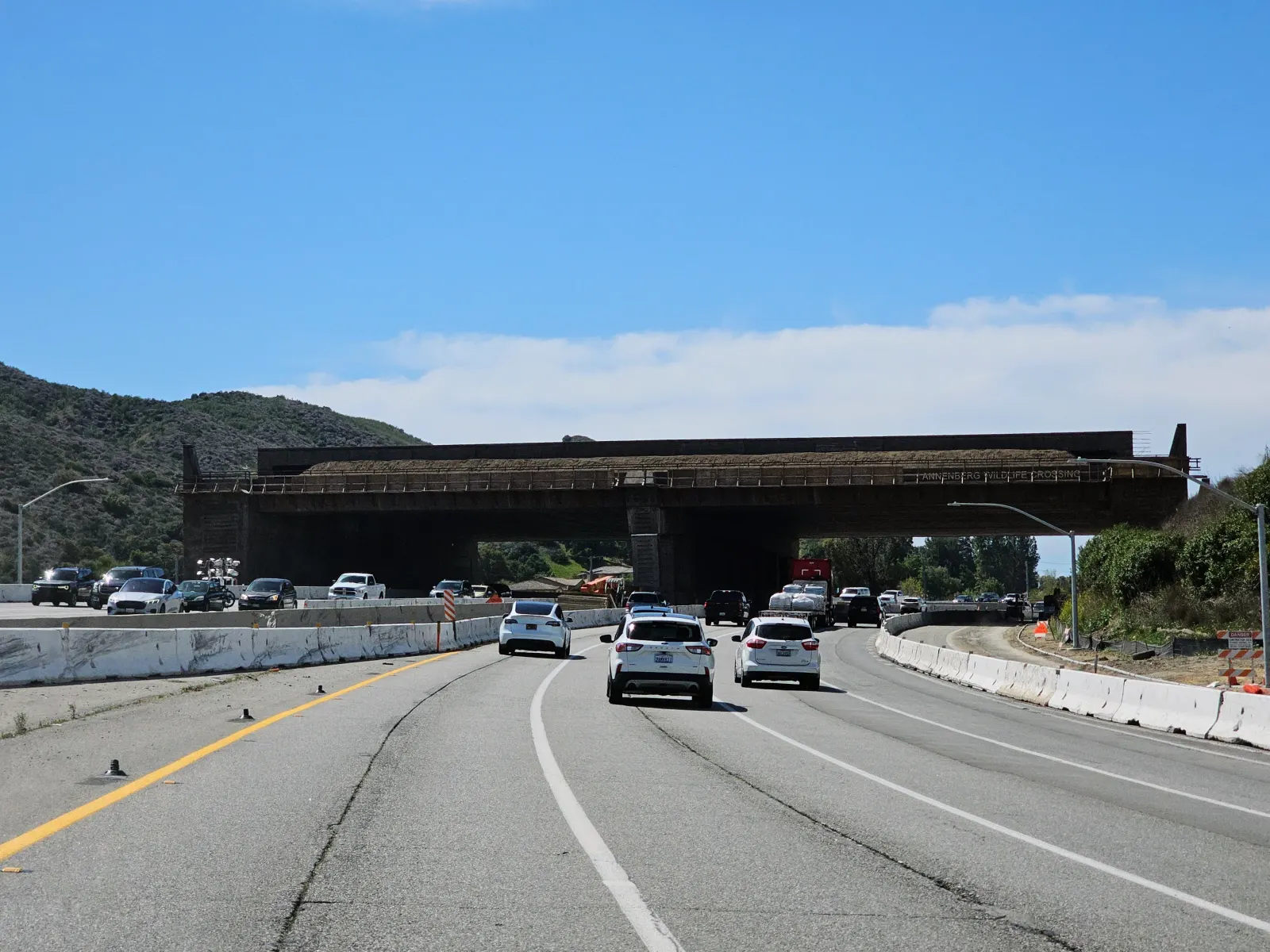 Il wallis annenberg wildlife crossing in costruzione sopra la us 101 in california, aprile 2025